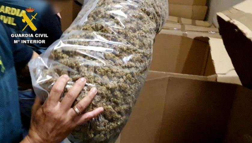 Guardia civil español sostiene una bolsa con marihuana. Foto: NA