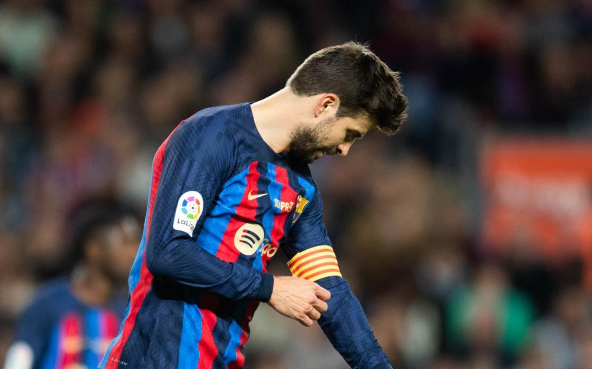 Gerard Piqué quitándose la cinta de capitán. Foto: Twitter @FCBarcelona.