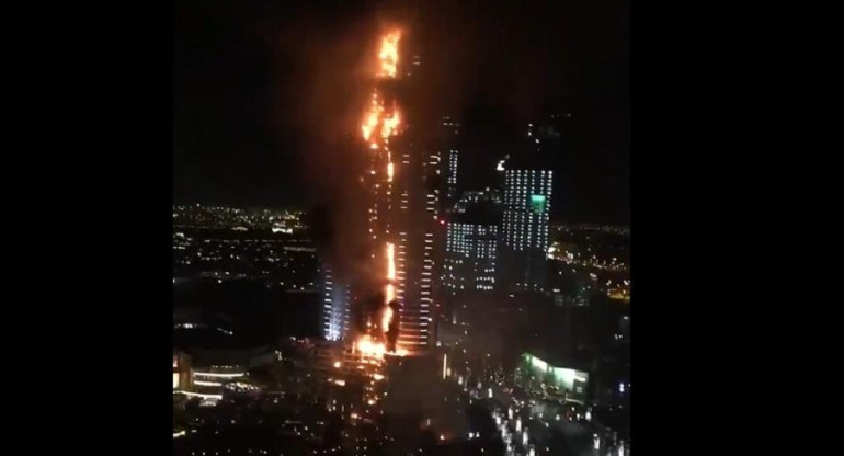 Incendio en el rascacielos 8 Boulevard Walk de Dubai. Foto: Captura de video.