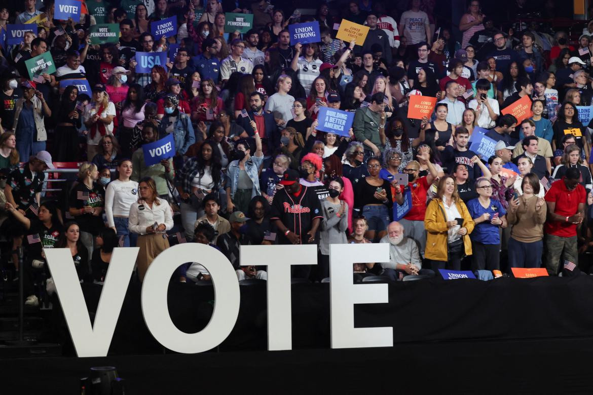 El presidente de EE UU Joe Biden_ hace campaña antes de las elecciones intermedias, en Pensilvania_ gente asiste a una campaña en apoyo al candidato demócrata al Senado, John Fetterman_Foto Reuters