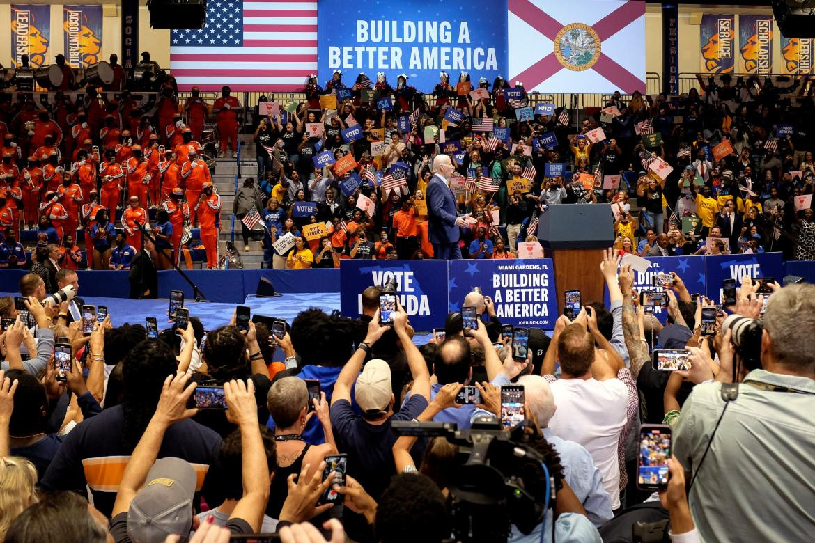  El presidente de EE. UU. Biden hace campaña por los demócratas antes de las elecciones intermedias en Florida