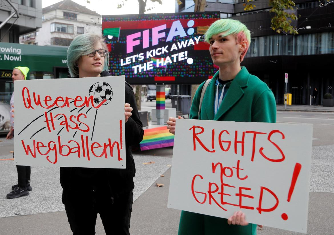 Protesta LGBT frente al museo de la FIFA_Reuters