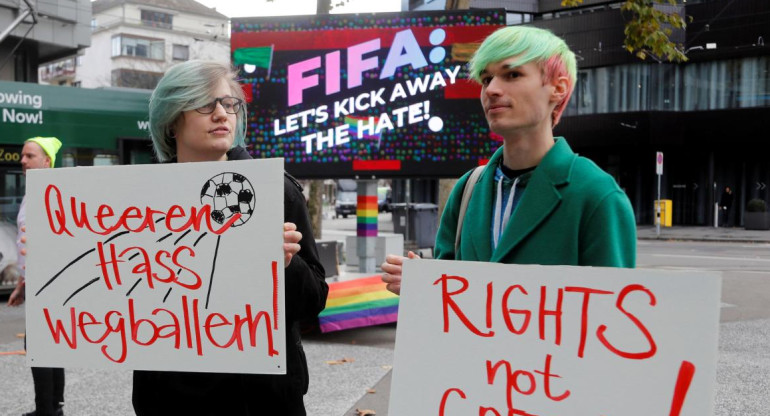 Protesta LGBT frente al museo de la FIFA_Reuters