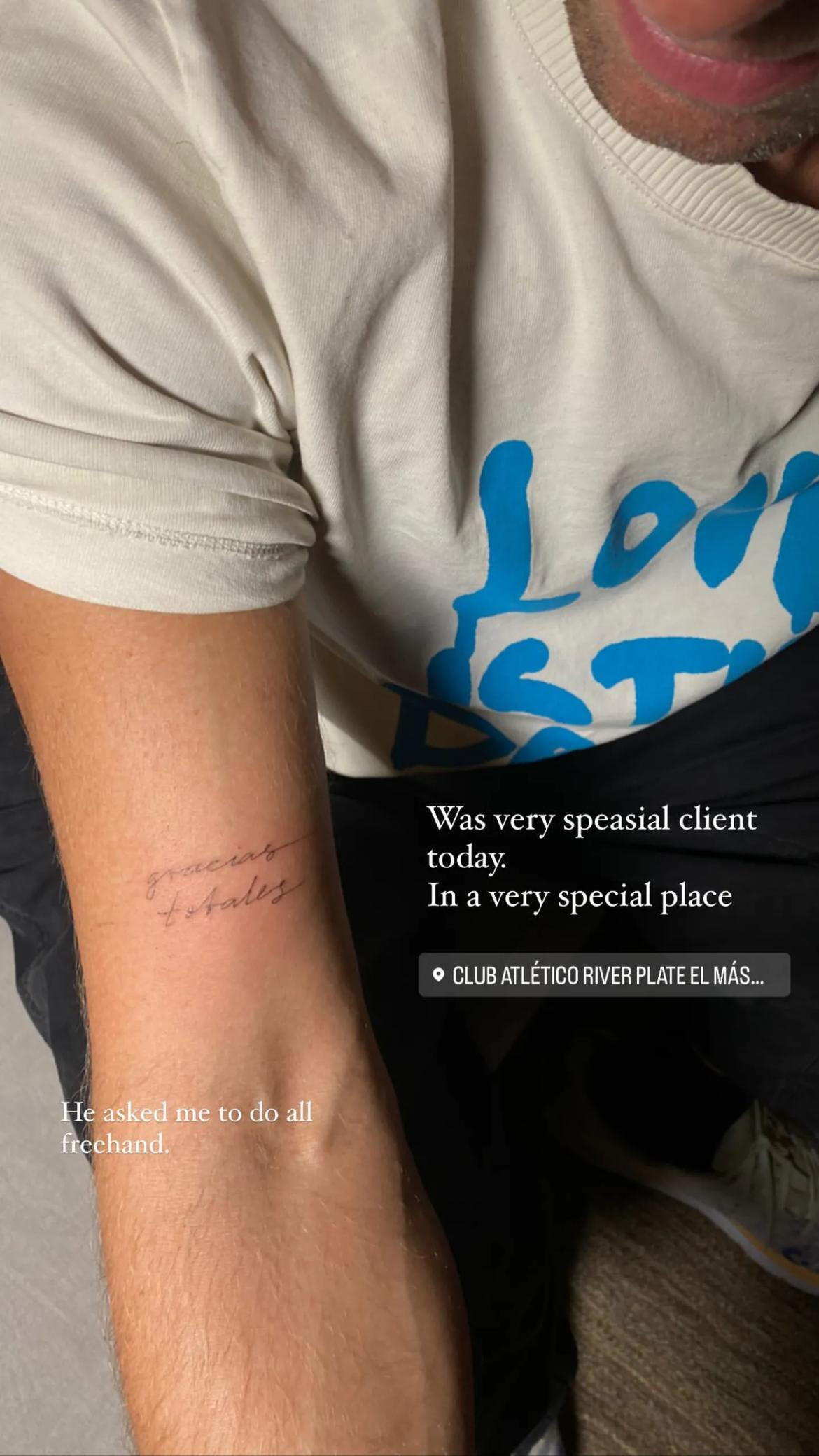El tatuaje de Chris Martin antes de despedirse de Argentina. Foto: Instagram @zina_samoletova