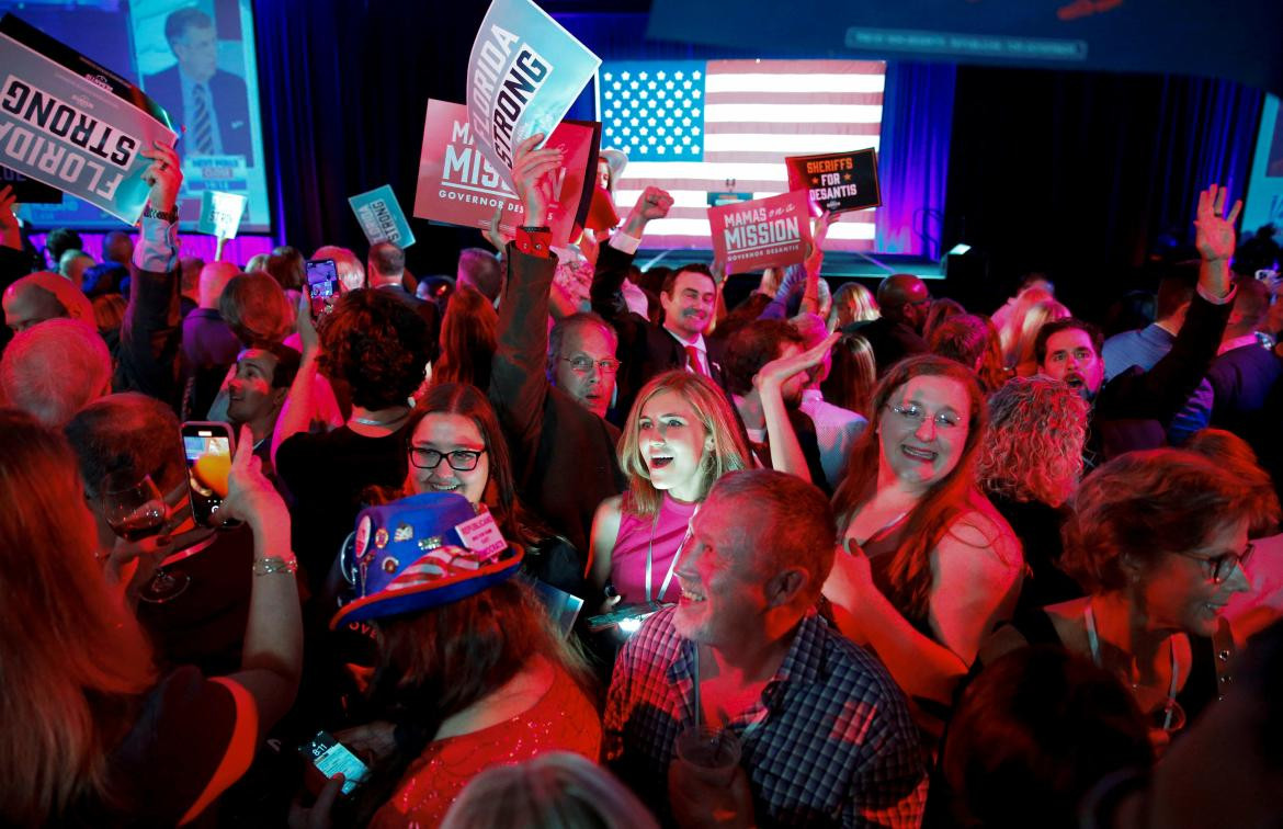 Foto Reuters Los partidarios del gobernador republicano de Florida, Ron DeSantis, reaccionan a una cadena de televisión que declara a DeSantis ganador durante su elección de 2022 en los EE. UU.