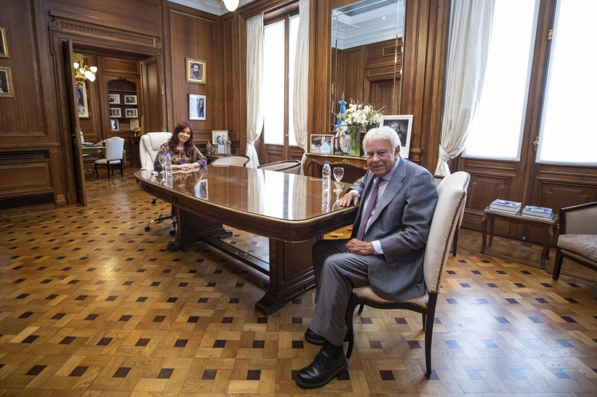 Cristina Kirchner y el expresidente español Felipe González. Foto: Twitter @CFKArgentina