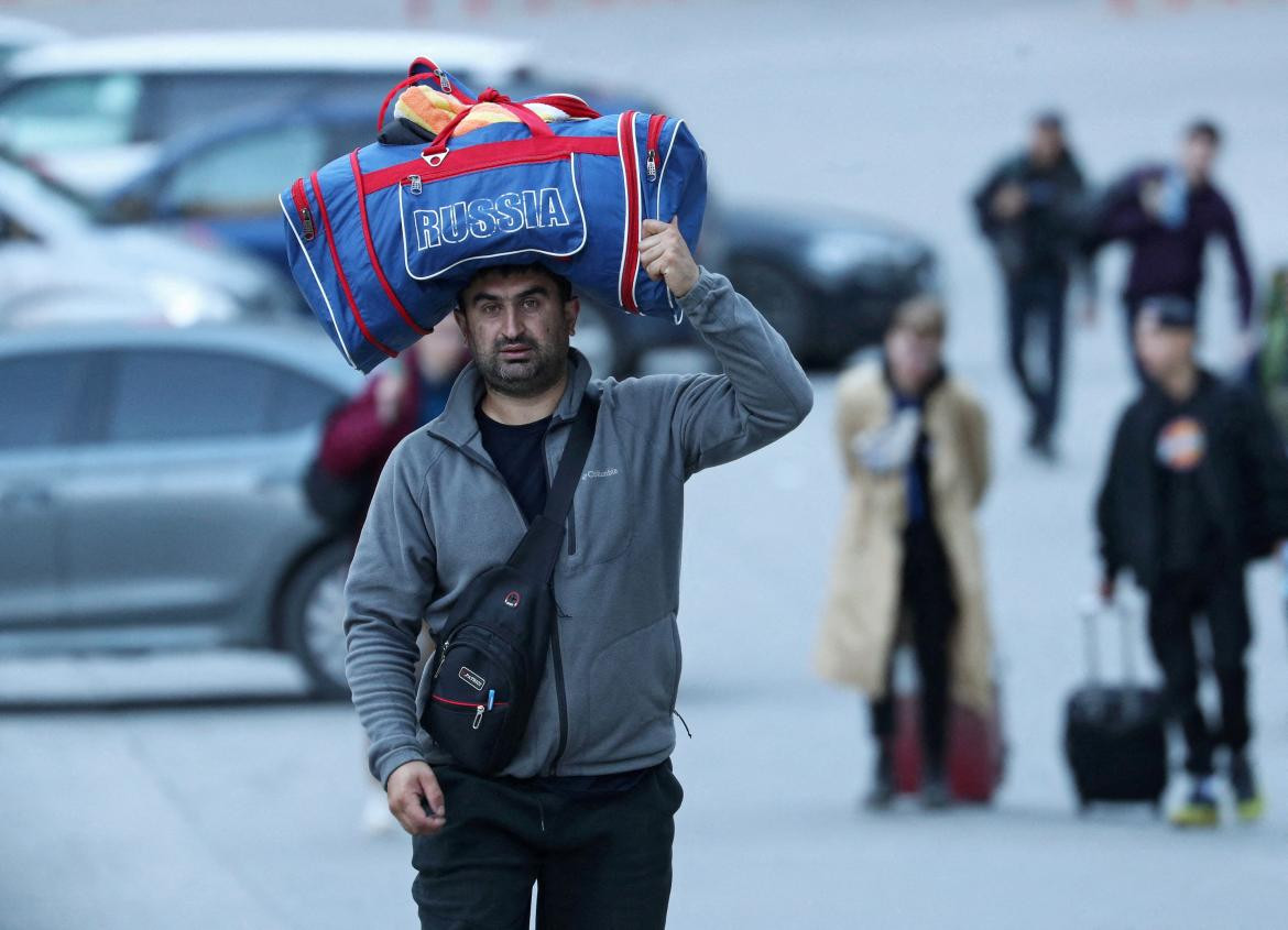 Rusos saliendo del país hacia Georgia_Reuters