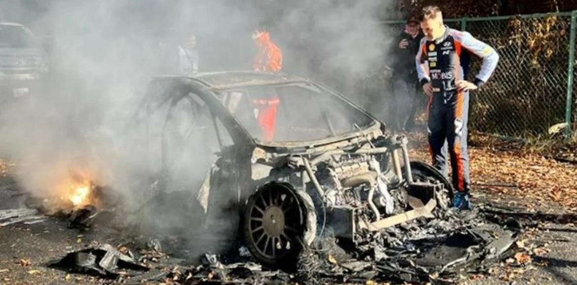 Incendio del auto de Dani Sordo en el Rally Mundial. Foto: Redes sociales.