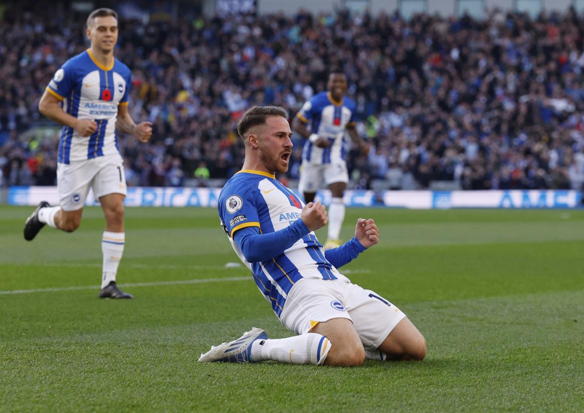 Alexis Mac Allister convirtió frente al Aston Villa de Dibu Martínez. Foto: Reuters.