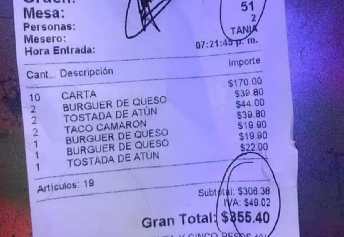 No le quiso pasar su número y le dejó un mensaje en el ticket. Foto: Facebook Tania Olivas.