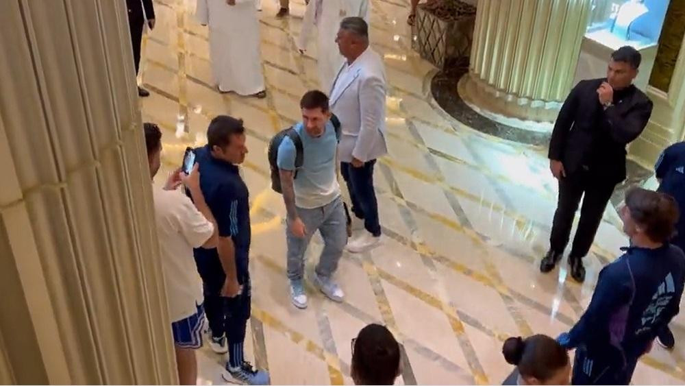 Messi llegó a Abu Dhabi. Foto: Twitter