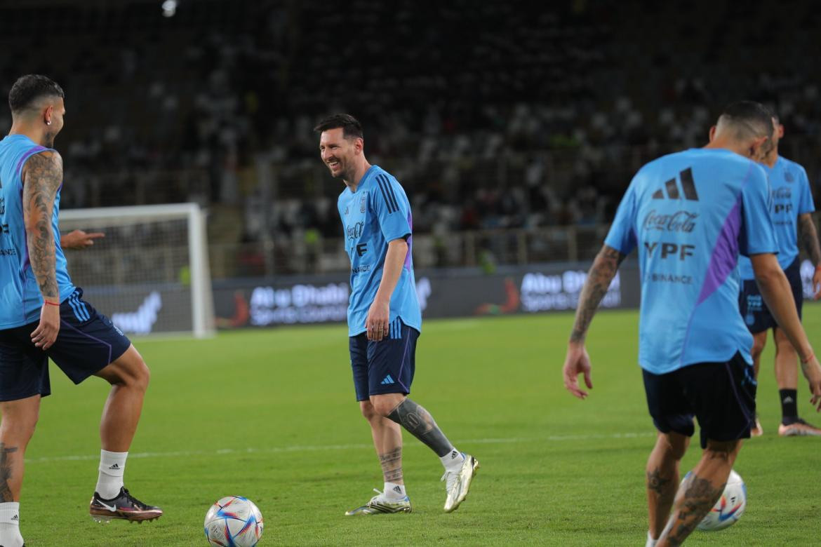 Lionel Messi entrenó con la Selección Argentina en Abu Dhabi. Foto: Twitter @Argentina.