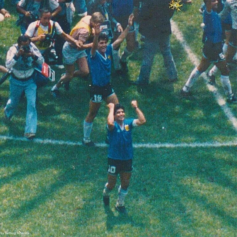 Maradona festeja el triunfo ante Inglaterra. Foto: @Diego10Querido