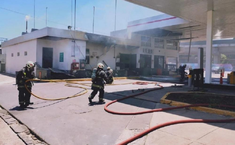 Explosión en La Paternal: incendio y pánico en una estación de servicio	