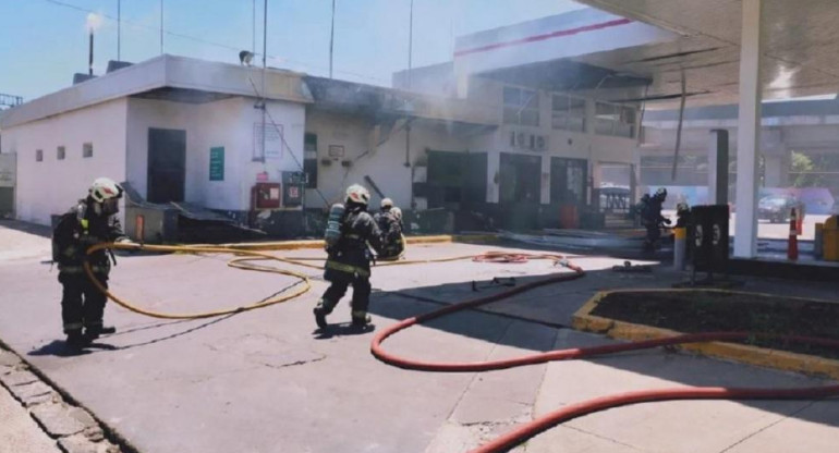 Explosión en La Paternal: incendio y pánico en una estación de servicio	