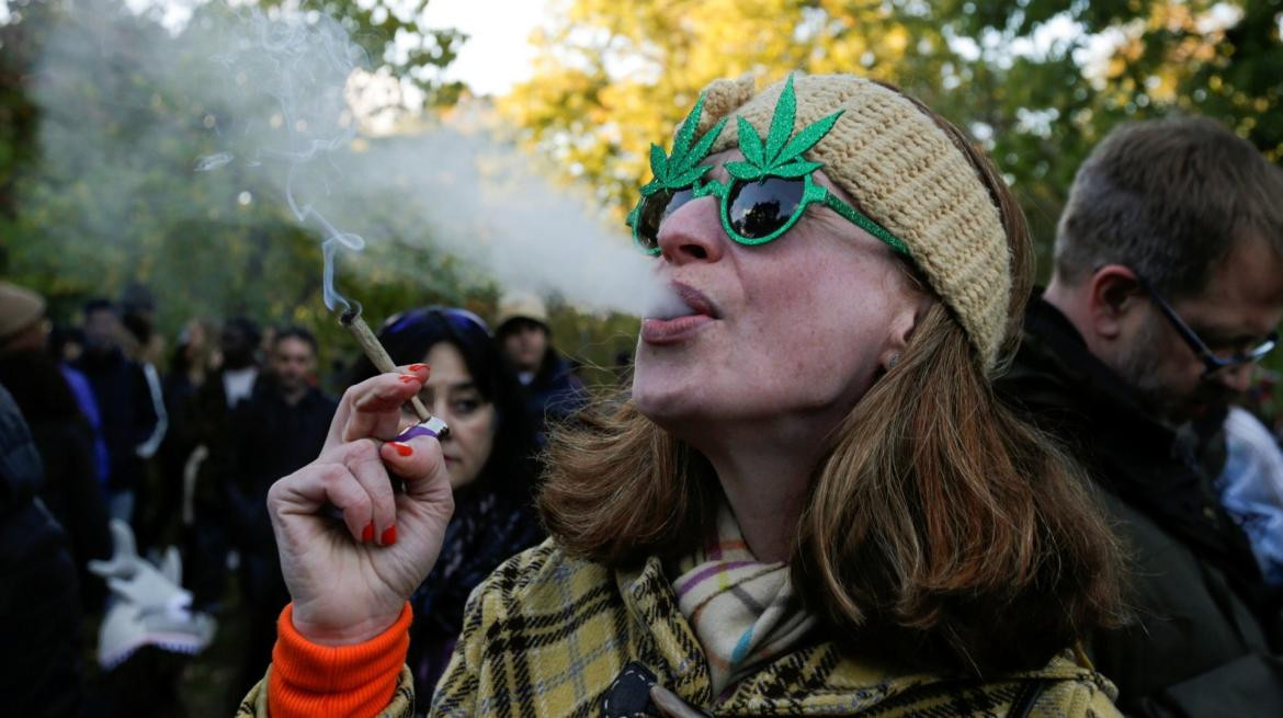 Una mujer fumando marihuana. Foto: REUTRS