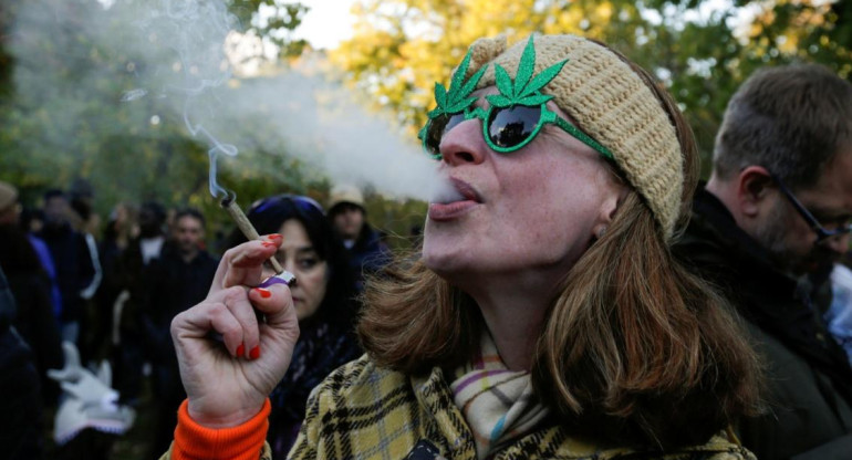 Una mujer fumando marihuana. Foto: REUTERS