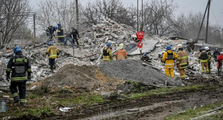 Rescatistas trabajan en zona tras caída de misil ruso en región de Zaporiyia, Ucrania