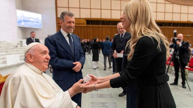 Fabiola Yáñez junto al Papa Francisco en el Vaticano.