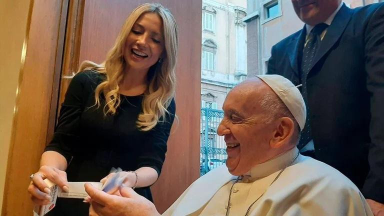 Fabiola Yáñez junto al Papa Francisco en el Vaticano.