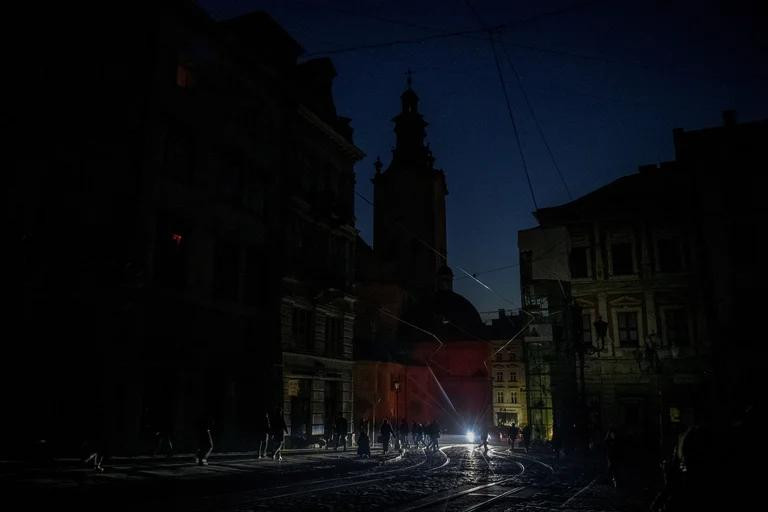 Ciudades ucranianas sin suministro eléctrico. Foto: REUTERS