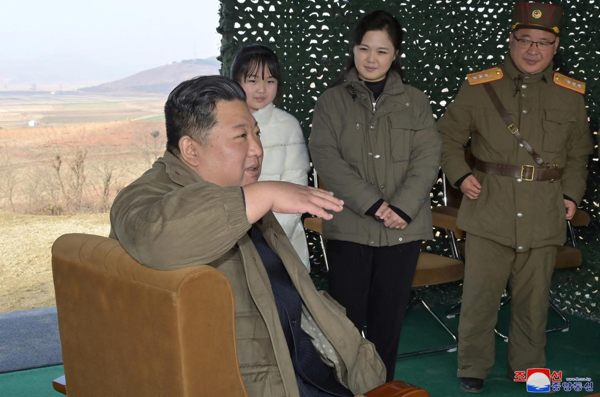 El líder norcoreano Kim Jong Un con su esposa Ri Sol Ju y su hija lanzamianto de misil  KCNA foto Reuters