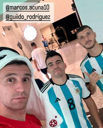 Dibu Martínez con Marcos Acuña y Guido Rodríguez. Foto: Instagram @emi_martinez26.