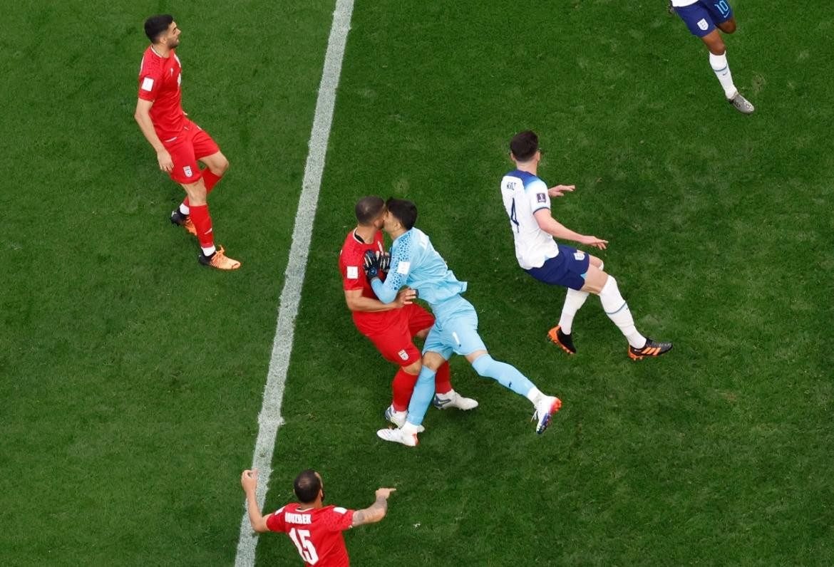 El choque del arquero de Iran que lo dejó fuera de juego. Foto:Reuters.