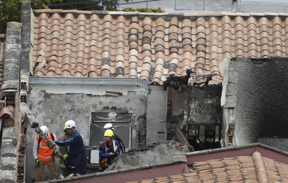 Avioneta cae en barrio residencial de Medellín y deja al menos ocho muertos. Foto: EFE.