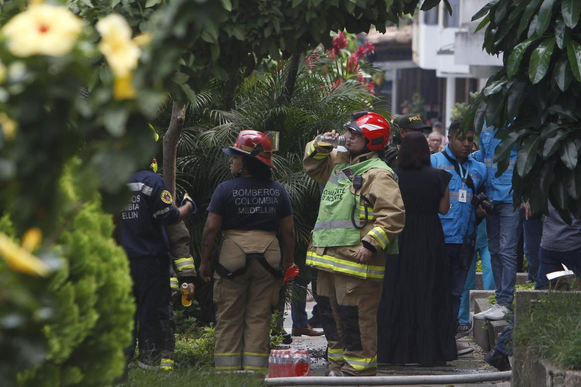 Avioneta cae en barrio residencial de Medellín y deja al menos ocho muertos. Foto: EFE.