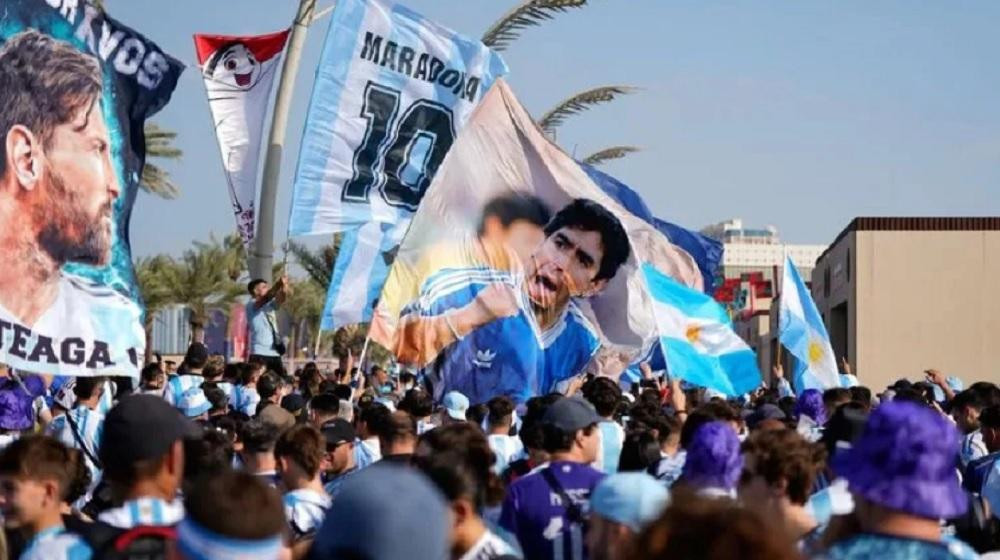 Hinchas argentinos bajaron la bandera de Inglaterra en Qatar. NA	