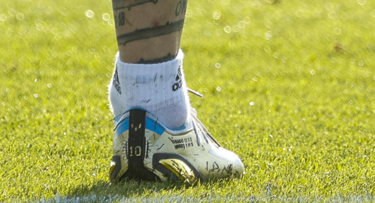 El polémico tobillo de Messi. Foto: EFE.
