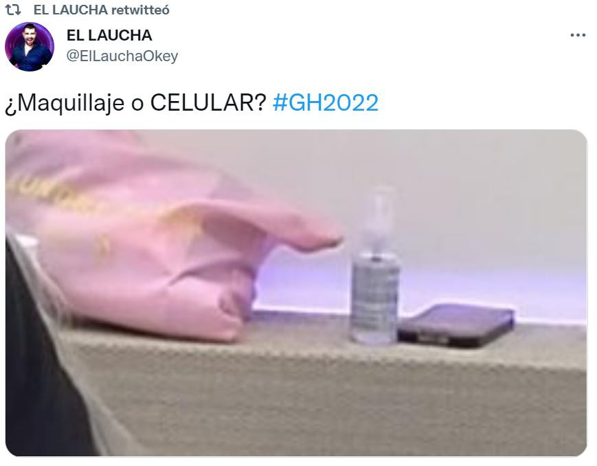 ¿Celular o maquillaje?. Foto: Twitter/EllauchaOkey