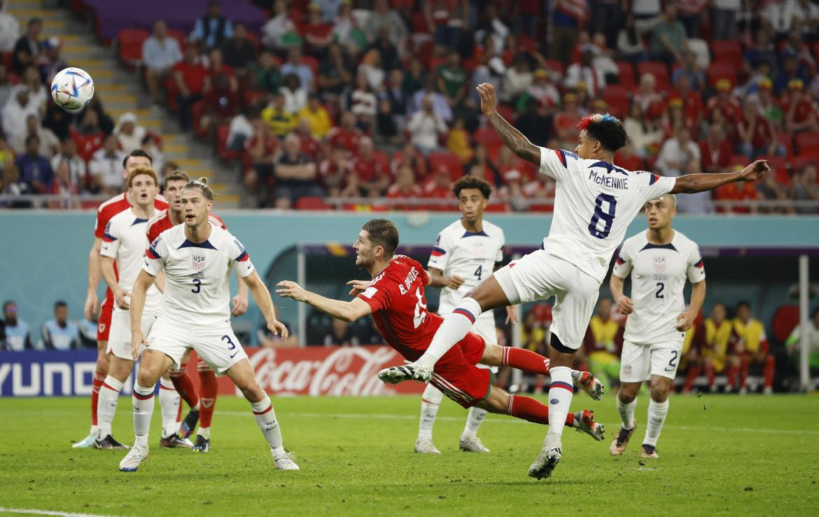 Cabezazo de Ben Davies; Estados Unidos-Gales; Mundial Qatar 2022. Foto: Reuters