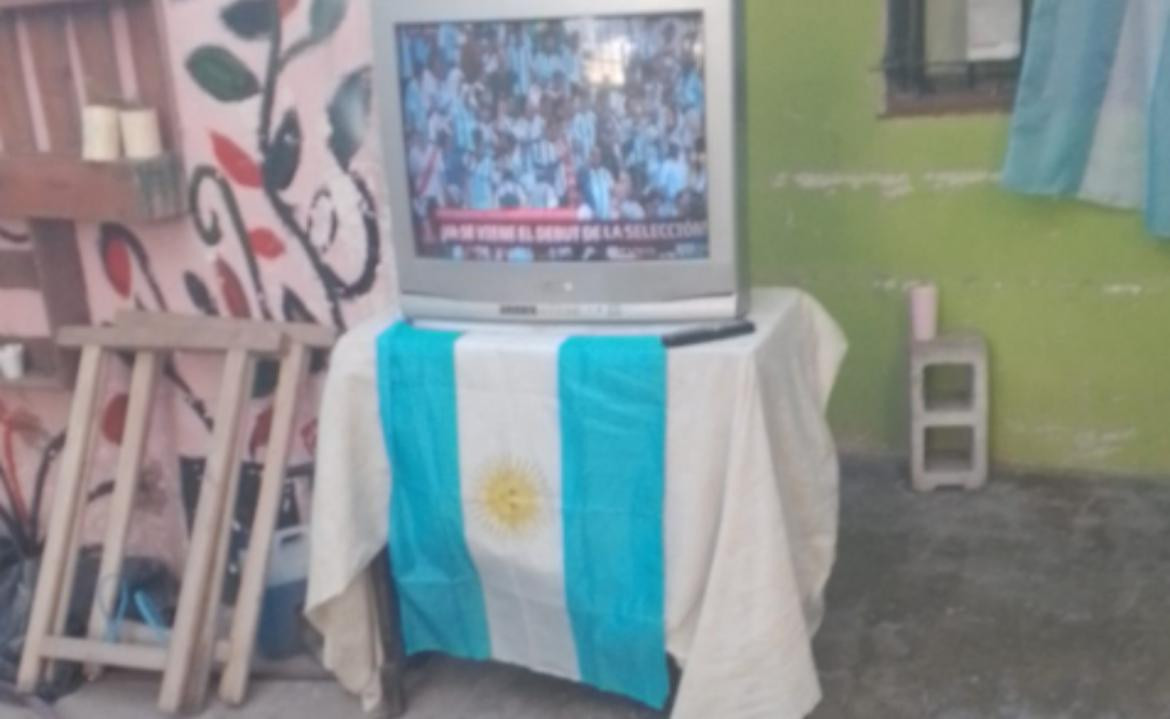 Sacó la tele a la vereda para que sus vecinos puedan ver el partido. Foto: Facebook.