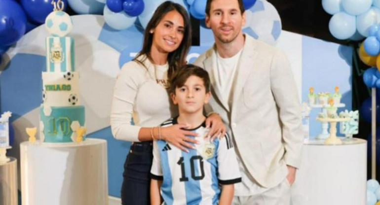 Antonela Roccuzzo junto a Thiago y Lionel Messi. Foto: Instagram/AntonelaRoccuzzo