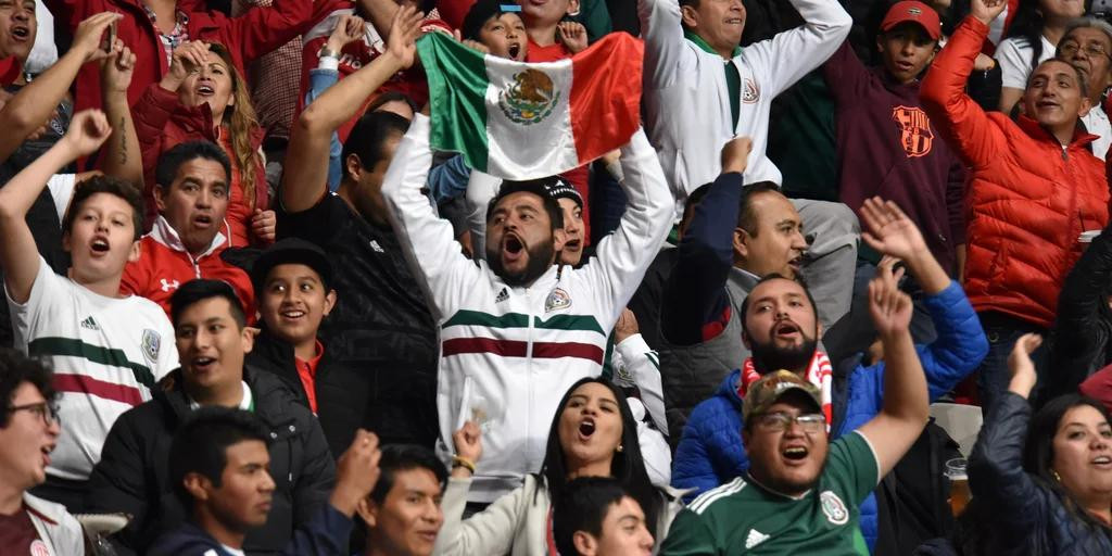 Hinchas mexicanos en Qatar. Foto: REUTERS