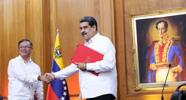 Gustavo Petro y Nicolás Maduro. Foto: REUTERS