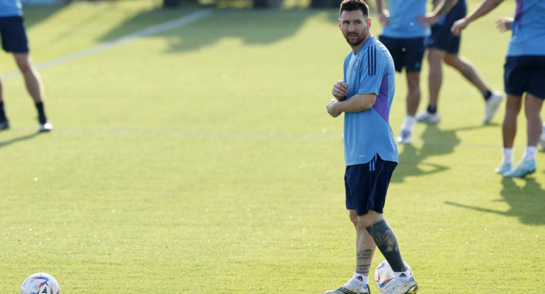 Lionel Messi en el entrenamiento de la Selección en Qatar. Foto: REUTERS.