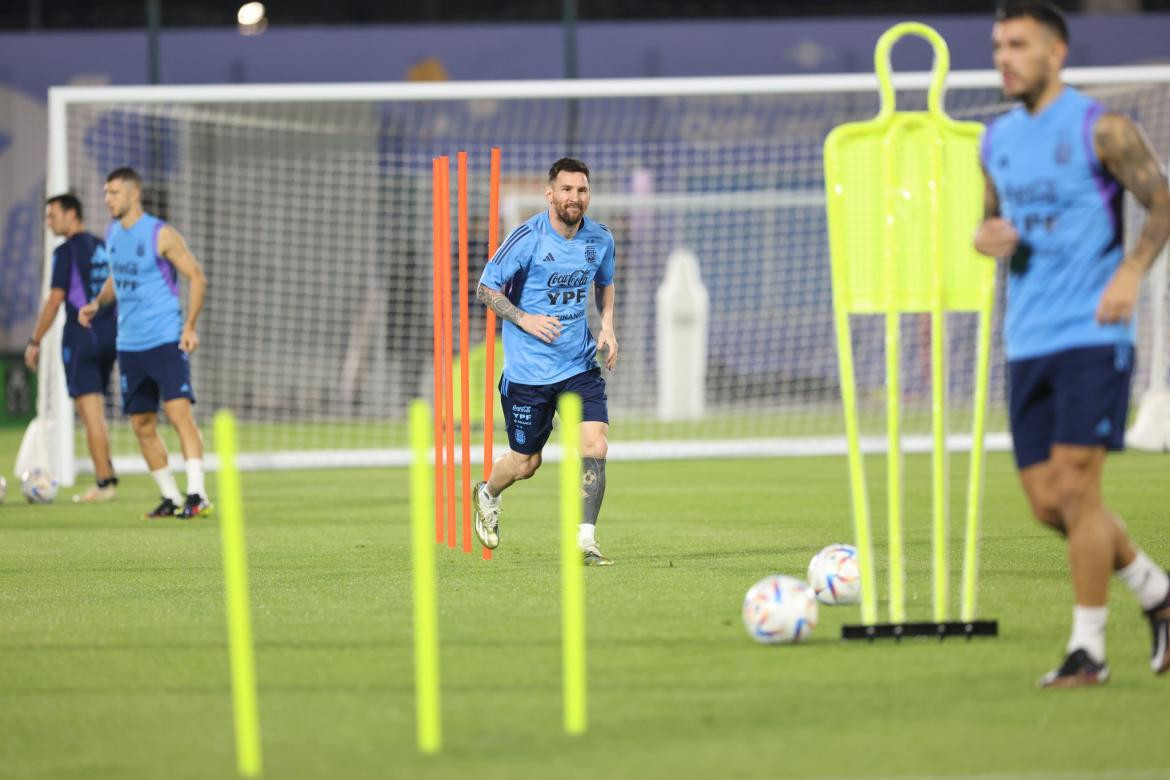 Lionel Messi en el entrenamiento de la Selección en Qatar. Foto: @Argentina.