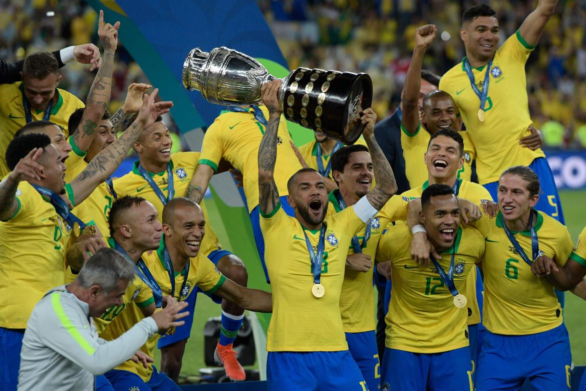 Dani Alves, campeón de la Copa América 2019. Foto: NA.