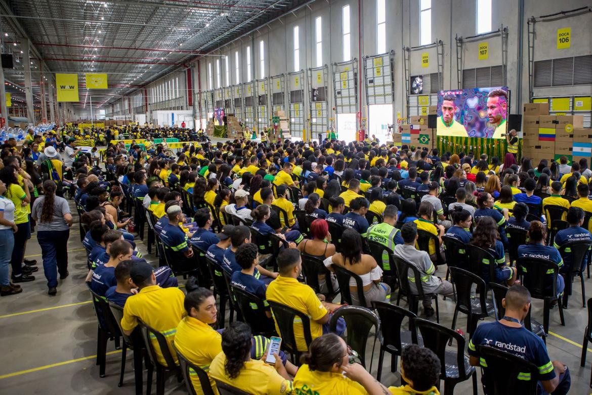 Empleados de Mercado Libre viendo el partido