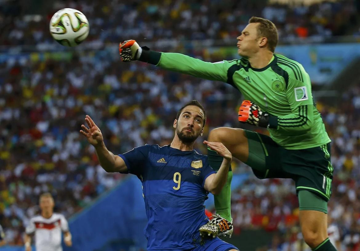 Golpe de Manuel Neuer a Gonzalo Higuaín. Foto: REUTERS.