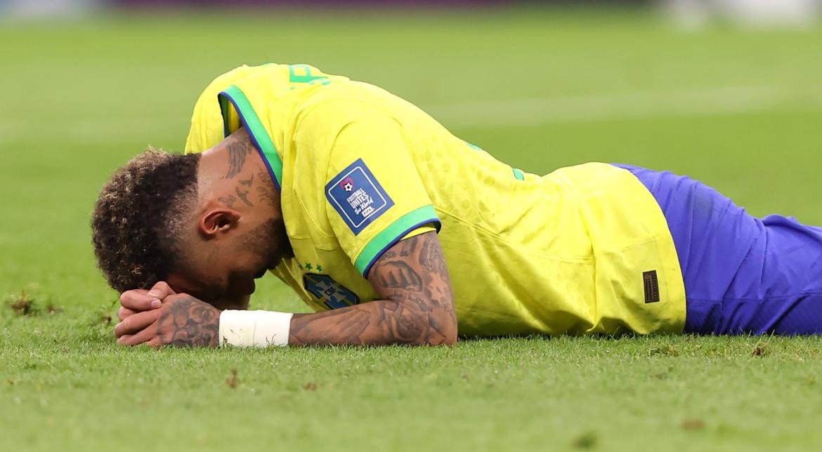 Lesión de Neymar en el partido entre Brasil y Serbia del Mundial de Qatar 2022. Foto: EFE.