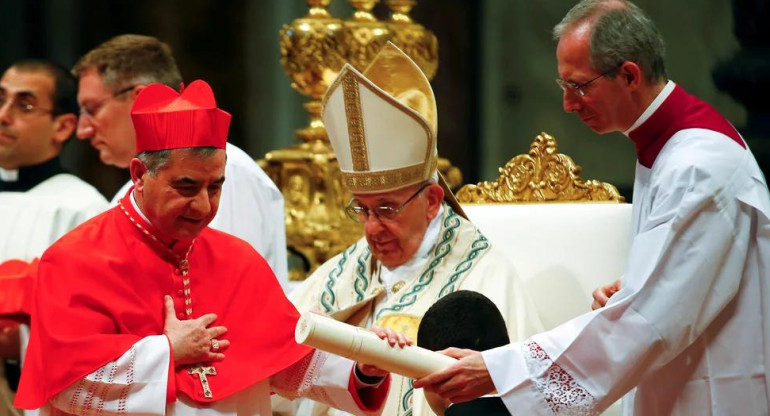 Papa Francisco junto al cardenal sospechado. Foto: REUTERS