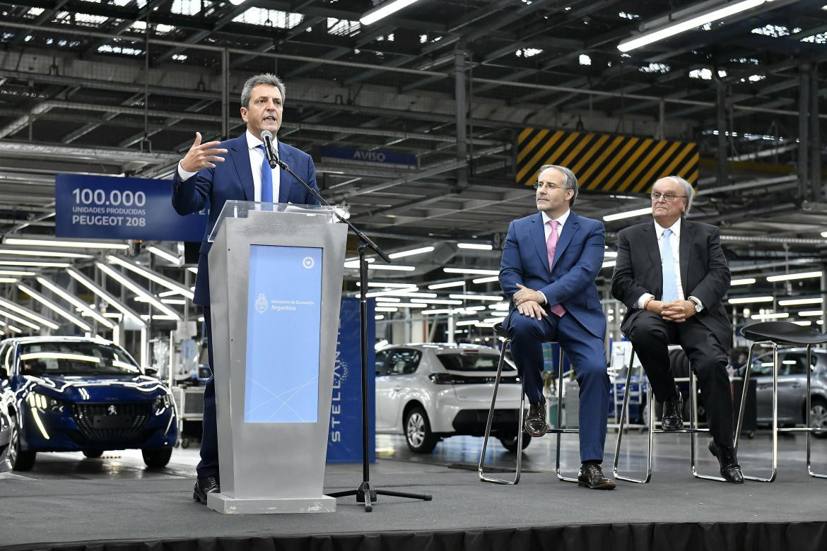 Sergio Massa en la planta Peugeot. Foto: NA.