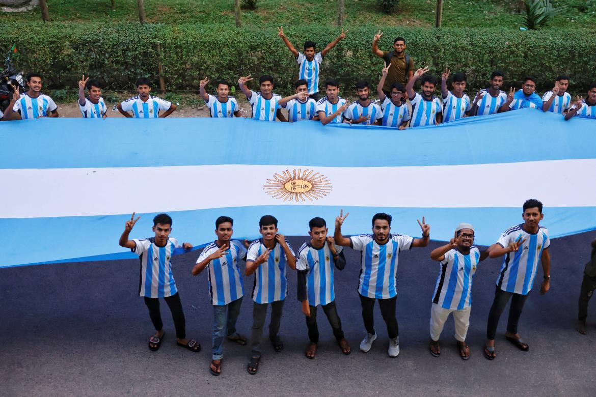 Los fanáticos de Argentina en Bangladesh. Foto: Reuters.