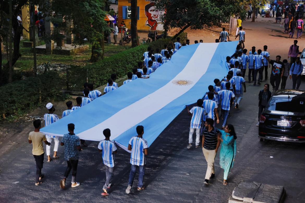 La bandera Argentina en Bangladesh. Foto: Reuters.