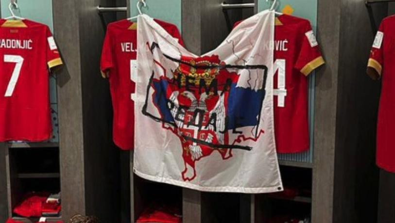 Bandera de Serbia en el vestuario. Foto: Twitter @admirim