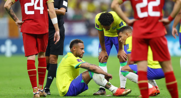 La lesión de Neymar; Brasil vs. Serbia; Qatar 2022. Foto: Reuters.